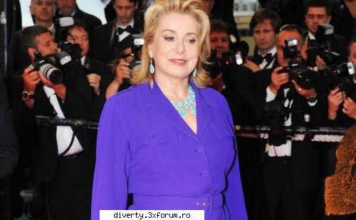 9.  catherine deneuve 
la 65 de ani,  catherine deneuve  reprezinta frumusetea ea are doi nepoti.