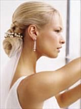 Rochii de mirese & cuafuri & accesotii - 5.Updo simplu si elegant. Imparte parul in doua - Moda